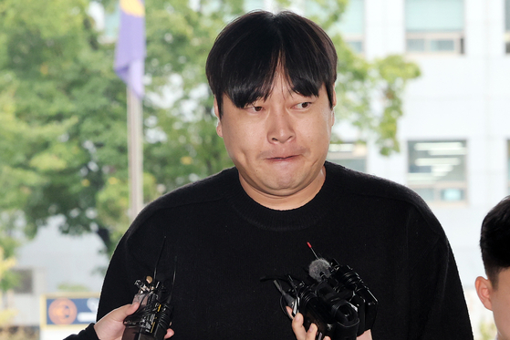 인터넷 불법 도박 사실을 털어놓은 개그맨 이진호가 지난해 10월 22일 오후 서울 강남경찰서에 피의자 신분으로 출석하고 있다. 뉴스1