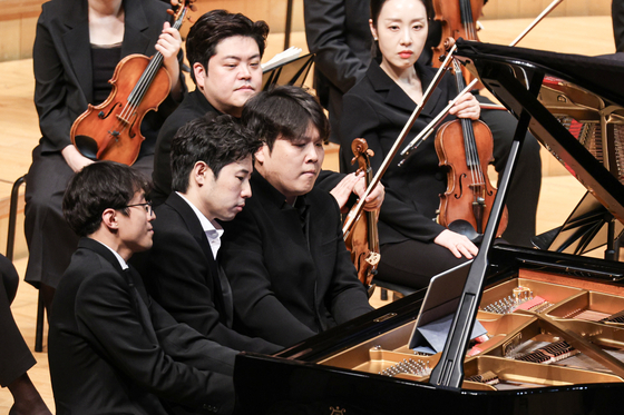 더 피아노 오디세이에서 김도현(왼쪽부터), 이진상, 박종해가 앵콜곡을 연주하고 있다. 김경록 기자 