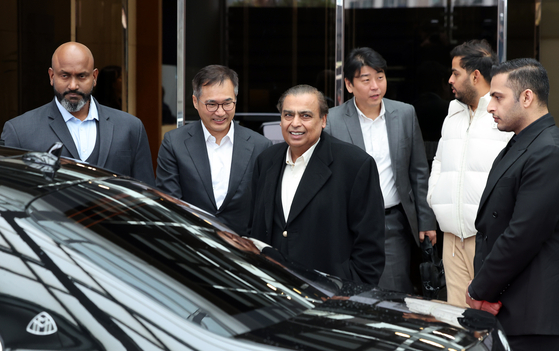 25일 서울김포비즈니스항공센터를 통해 입국한 '아시아 최대 부호' 무케시 암바니 인도 릴라이언스 그룹 회장(왼쪽 셋째)을 김우준 삼성전자 네트워크사업부장(왼쪽 둘째)이 안내하고 있다. 뒷줄 하얀색 점퍼 차림은 암바니 회장의 장남인 아카시 암바니 릴라이언스 지오 인포컴 이사회 의장. 뉴스1