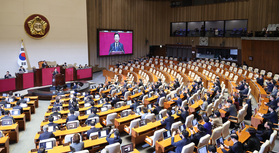 이재명 대통령이 4일 서울 여의도 국회 본회의에서 내년도 정부 예산안에 대한 시정연설하고 있다. 국민의힘 의원들은 모두 불참해 자리가 비어 있다. 국회사진기자단