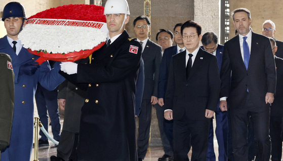 튀르키예를 국빈 방문 중인 이재명 대통령이 24일(현지시간) 앙카라에 위치한 튀르키예의 초대 대통령 '무스타파 케말 아타튀르크'의 묘소에서 헌화를 위해 이동하고 있다. 전민규 기자 