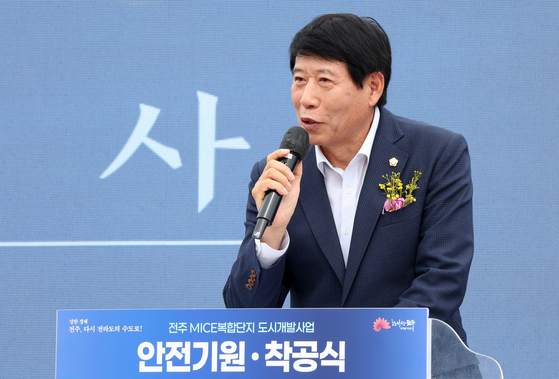 남관우 전주시의회 의장이 지난 8월 8일 전주종합경기장 일원에서 열린 '전주 MICE복합단지 도시개발사업 안전 기원·착공식'에 참석해 축사를 하고 있다. 남 의장은 비위·일탈 논란이 제기된 시의원 10명에 대한 징계 절차를 미루다가 "제 식구 감싸기"란 지적을 받았다. 뉴스1