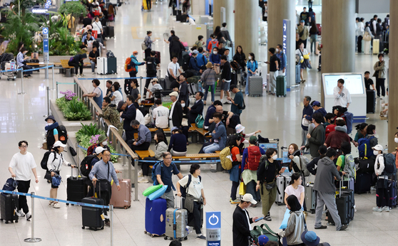 추석 황금연휴를 해외에서 보내고 돌아온 여행객들이 지난달 12일 인천국제공항 1터미널로 귀국하고 있다. 뉴스1