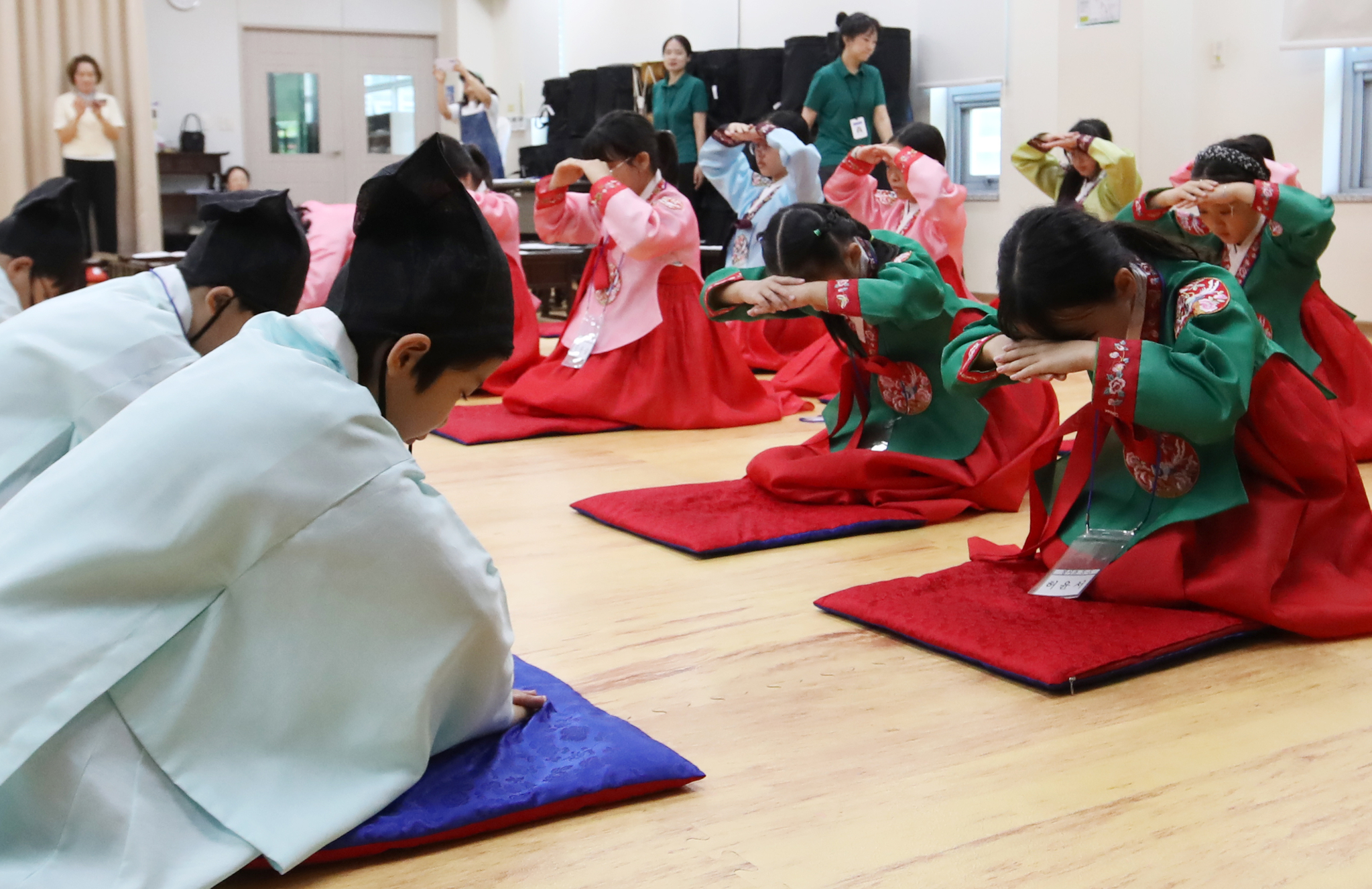 부산 초등학생들이 전통문화 체험교실에 참가해 전통 예절을 배우고 있다. 뉴스1