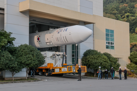 누리호가 25일 전남 고흥 나로우주센터에서 발사대로 이송을 위해 조립동을 나오고 있다. 사진 한국항공우주연구원