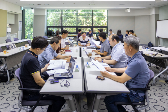 지난 8월 21~22일 인하대 연구팀을 비롯한 HK3.0 컨소시엄사업단이 2031년까지 진행하는 '문명전환기 K인문학의 미래적 전회' 연구과제와 관련한 워크숍을 개최했다. 고려대, 연세대, 한림대 등 연구진이 함께 향후 연구 방향을 논의했다. 사진 인하대