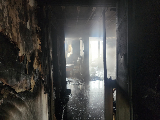 25일 오전 불이 난 경남 창원시 의창구 한 아파트의 내부 모습. 사진 창원소방본부