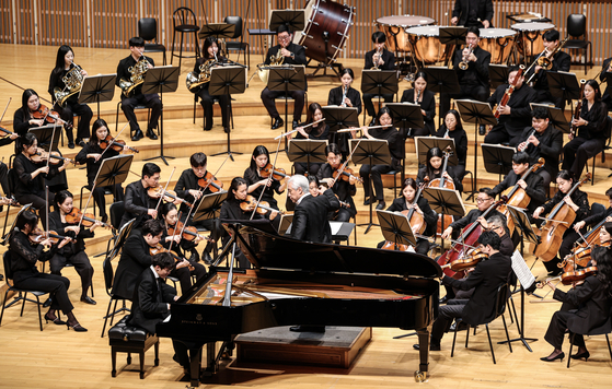 25일 서울 롯데콘서트홀에서 중앙일보 창간 60주년 기념 '더 피아노 오디세이' 콘서트가 열렸다. 첫 번째 연주자 김도현이 그리그의 피아노 협주곡을 연주하고 있다. 김경록 기자