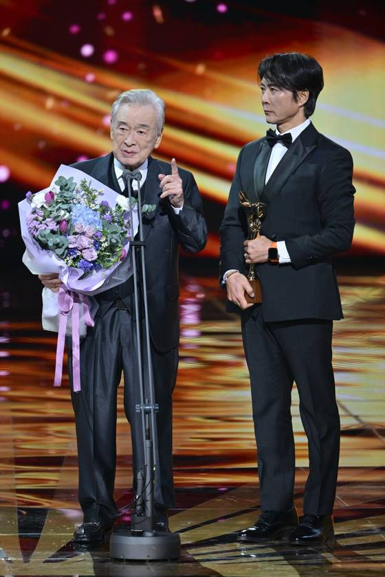 '2024 KBS 연예대상'에서 이순재 곁을 지킨 최수종. 사진 KBS