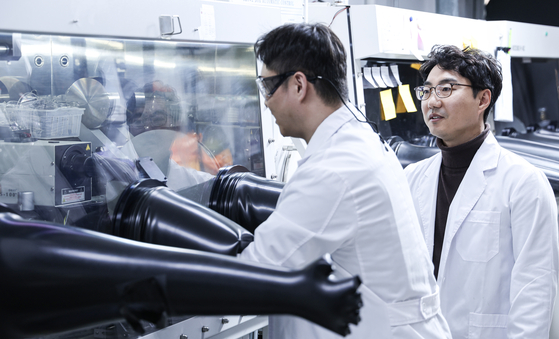 지난 19일 최효성 한양대 화학과 교수(오른쪽) 연구팀이 서울 성동구 한양대 서울캠퍼스 자연과학관 연구실에서 광전효과 연구를 진행하는 모습. 김경록 기자.