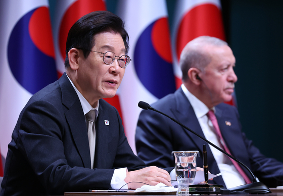 이재명 대통령과 레제프 타이이프 에르도안 튀르키예 대통령이 24일(현지시간) 튀르키예 앙카라 대통령궁에서 공동언론발표를 하고 있다. 연합뉴스