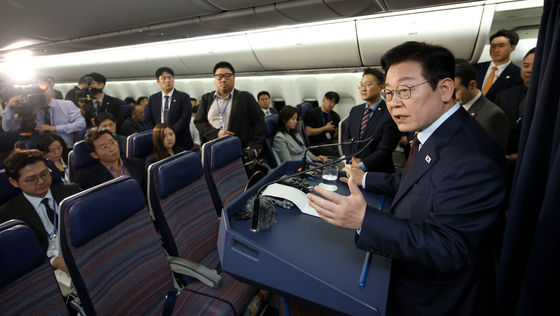 이재명 대통령이 23일(현지시간) G20 정상회의 일정을 마치고 남아프리카공화국에서 다음 방문지인 튀르키예로 향하는 공군 1호기에서 순방 기내 기자간담회를 하고 있다. 연합뉴스