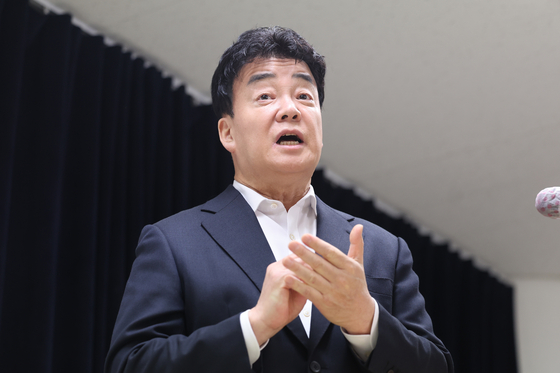 백종원 더본코리아 대표가 지난 3월28일 서울 서초구 스페이스쉐어 강남역센터에서 열린 첫 정기 주주총회를 마친 뒤 언론 앞에서 입장 표명 및 질의 응답 시간을 갖고 있다.   연합뉴스