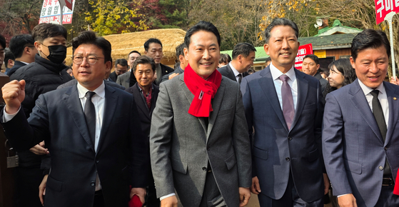 장동혁 국민의힘 대표가 25일 당 대표 취임 이후 처음으로 경북 구미 박정희 전 대통령 생가를 찾아 헌화를 마친 뒤 추모관 언덕을 내려오고 있다.   장 대표는 "한강의 기적을 이룬 힘으로 이제 국민이 대한민국을 위해서 국민의 기적을 이룰 때"라고 밝혔다. 뉴스1