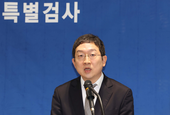 해병대원 순직사건 관련 의혹을 수사하는 이명현 특별검사팀의 정민영 특별검사보가 21일 오전 서울 서초구 특검 사무실에서 브리핑을 하고 있다. 뉴스1