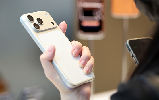 지난9월 19일 오전 서울 중구 명동 애플스토어에서 한 시민이 이날 출시된 애플의 스마트폰 '아이폰17프로'를 살펴보고 있다. 뉴스1