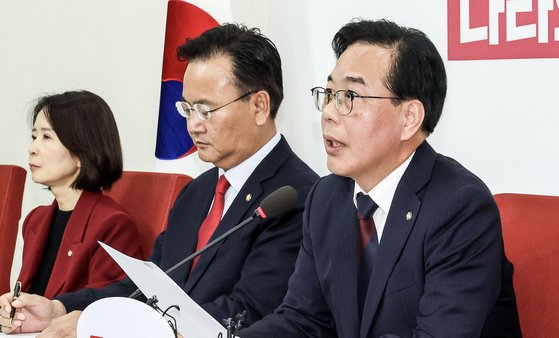 송언석 국민의힘 원내대표가 26일 오전 국회에서 긴급간담회를 열고 발언하고 있다. 김성룡 기자