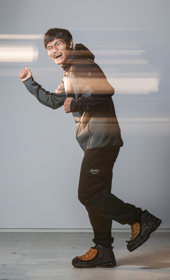 심진석씨가 24일 서울 마포구 중앙일보 스튜디오에서 인터뷰하며 달리는 자세를 보여주고 있다. 김경록 기자