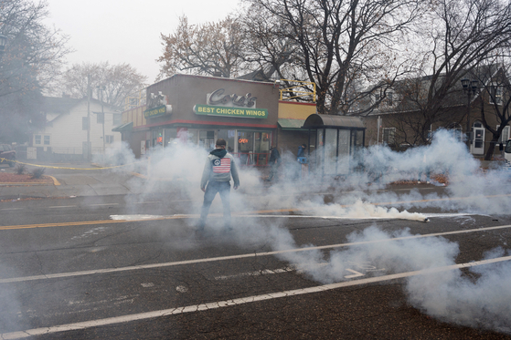 추수감사절 연휴를 앞둔 25일(현지시간) 미국 미네소타주 세인트폴에서 연방 이민국 요원들의 무차별적 검거에 항의하는 시위대를 향해 최루탄을 사용했다. 로이터=연합뉴스