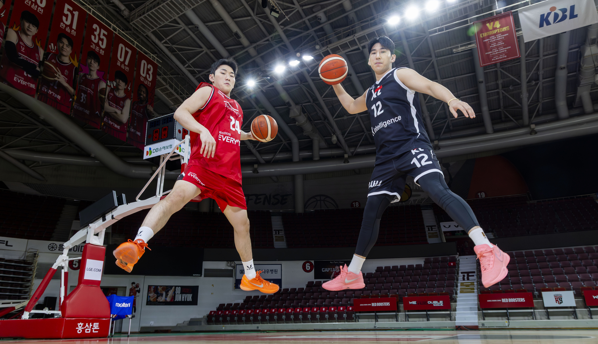 안양 정관장 문유현(왼쪽)과 수원 KT 문정현 형제. 2년 전 문정현에 이어 동생 문유현이 프로농구 신인 드래프트에서 전체 1순위에 지명되며, KBL 최초 ‘신인 1순위 형제’가 됐다. 형제는 “끝까지 1순위로 남겠다”고 했다. 장진영 기자