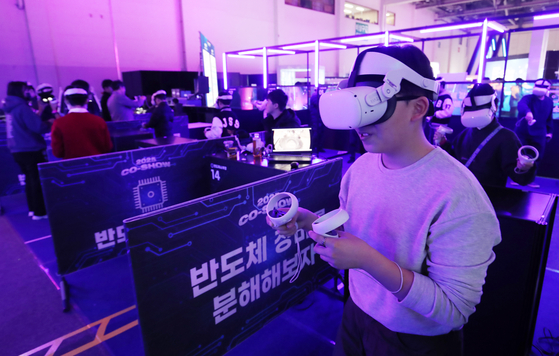 지난 26일 부산 해운대구 벡스코 제1전시장에서 열린 '제2회 코-쇼(CO-SHOW)'에서 관람객들이 반도체 장비를 분해하는 체험을 하고 있다. 뉴스1