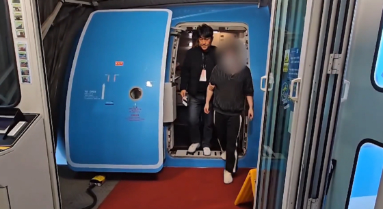 캄보디아 피싱 조직 총책인 26살 A씨가 지난 15일 국내로 송환되는 모습. [사진 대구경찰청]