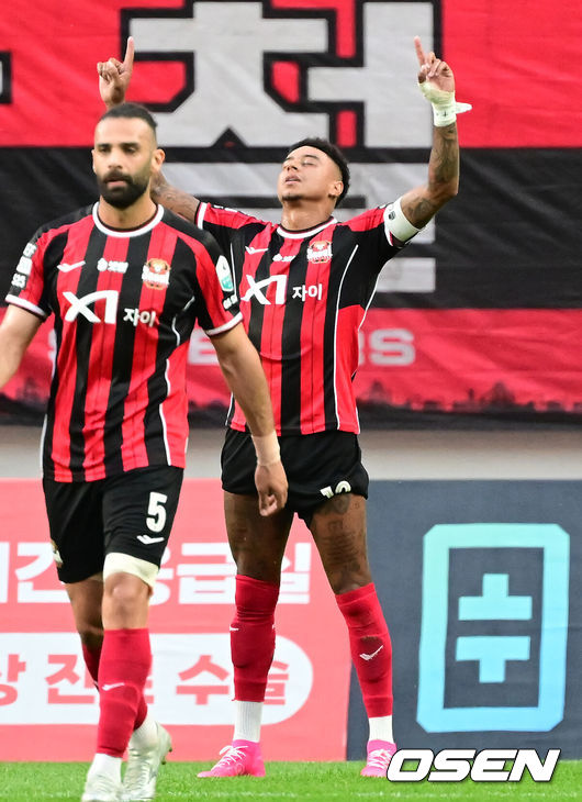 [OSEN=서울월드컵경기장, 김성락 기자] 29일 오후 서울 마포구 월드컵경기장에서 하나은행 K리그 1 2025 21라운드 서울 FC와 포항 스틸러스의 경기가 열렸다. 서울은 6승 9무 5패로 리그 8위, 포항은 9승 5무 6패로 리그 4위를 기록하고 있다.전반 서울 린가드가 패널티킥을 넣은 뒤 세리머니를 하고 있다. 2025.06.29 / ksl0919@osen.co.kr