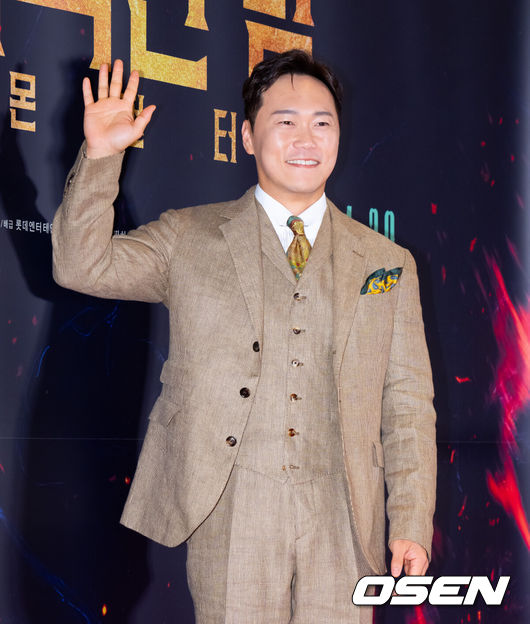 [OSEN=김성락 기자]  21일 서울 잠실 롯데월드타워 롯데시네마에서 영화 '거룩한 밤: 데몬 헌터스'(감독 임대희) VIP 시사회 포토월 행사가 진행됐다.'거룩한 밤: 데몬 헌터스'는 악을 숭배하는 집단에 의해 혼란에 빠진 도시, 특별한 능력을 갖춘 어둠의 해결사 '거룩한 밤' 팀 바우(마동석), 샤론(서현), 김군(이다윗)이 악의 무리를 처단하는 오컬트 액션이다.배우 송진우가 포토타임을 갖고 있다. 2025.04.21 / ksl0919@osen.co.kr