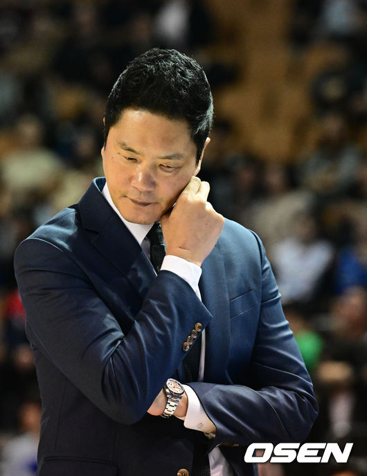 [OSEN=잠실실내체, 조은정 기자] 28일 잠실실내체육관에서 2025-2026 LG전자 프로농구 서울 삼성과 서울 SK의 S-더비 경기가 열렸다.서울 삼성과 서울 SK는 나란히 8승 3패로 공동 7위를 기록 중이다.4쿼터 SK 전희철 감독이 생각에 잠겨있다. 2025.10.28 /cej@osen.co.kr