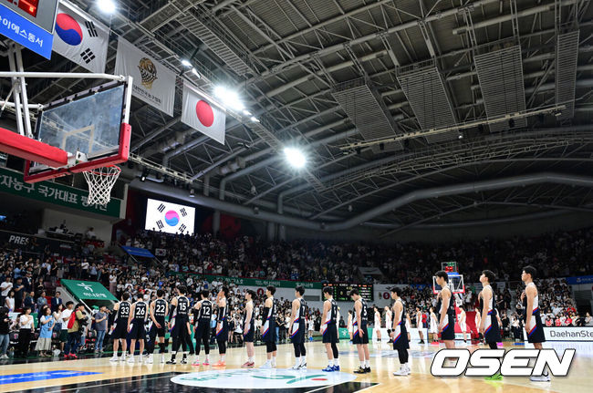 [OSEN=안양, 김성락 기자] 13일 오후 안양 정관장아레나에서 ‘하나은행 2025 남자농구 국가대표 평가전’ 대한민국과 일본의 두 번째 평가전이 열렸다. 대한민국은 지난 11일 열린 일본과의 첫 번째 평가전에서 91-77로 승리를 거뒀다. 경기 시작에 앞서 양팀 선수단이 도열하고 있다. 2025.07.13 / ksl0919@osen.co.kr  