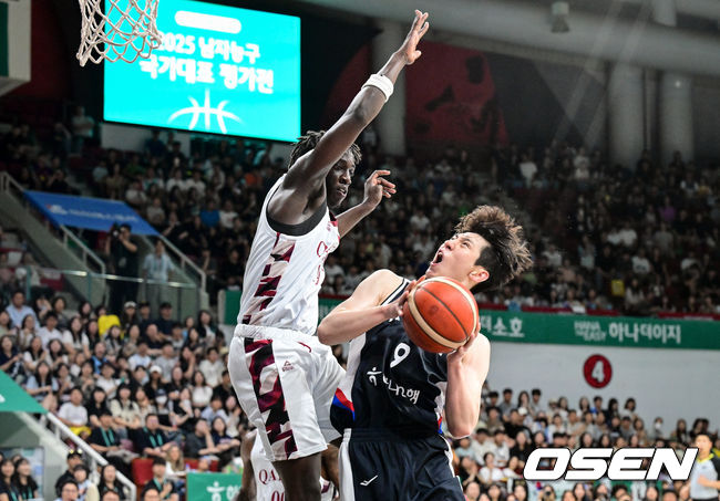 [OSEN=안양, 조은정 기자]20일 안양 정관장 아레나에서 한국 남자농구 대표팀과 카타르 대표팀의 2차 평가전이 열렸다.하프타임에 한국 남자 농구 대표팀 출신 박찬희의 은퇴식이 진행됐다.2쿼터 대한민국 이정현이 바스켓카운트를 따내고 있다. 2025.07.20 /cej@osen.co.kr