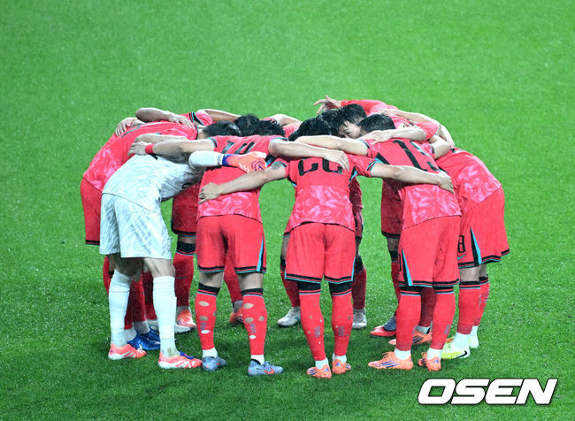 [OSEN=서울월드컵경기장, 이대선 기자] 홍명보감독이 이끄는 대한민국 남자 축구 국가대표팀은 10일 서울월드컵경기장에서 '세계 최강' 브라질을상대로 A매치평가전을 치러이스테방(첼시)과 호드리구(레알 마드리드)에게 나란히 2골을 허용하면서 0-5로 대패했다.한국은 1999년 이후 26년 만에 브라질전 승리를 노렸지만 아무런 저항도 하지 못하면서 무산됐다.경기에 앞서 한국 선수들이 파이팅을 외치고 있다. 2025.10.10 /sunday@osen.co.kr