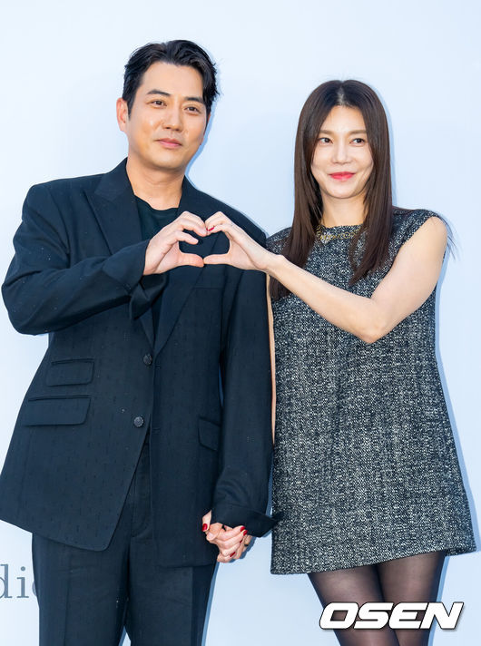 [OSEN=민경훈 기자] 22일 오후 서울 종로구 광화문 광장에서 미스지콜렉션 26 S/S 콜렉션 포토콜 행사가 열렸다.이날 이즈나 방지민&최정은&정세비, 제로베이스원 성한빈&김규빈과 더불어 배우 김유정, 나영희, 명세빈, 손여은, 안현모, 오연수, 오영주, 오윤아, 유진, 정유진, 차예련&주상욱, 최명길, 한지혜 등이 참석했다.배우 주상욱&차예련 부부가 포즈를 취하고 있다. 2025.09.22 /rumi@osen.co.kr