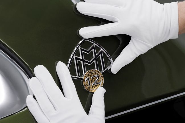 메르세데스-마이바흐 S 680 V12 에디션 전용 엠블럼.