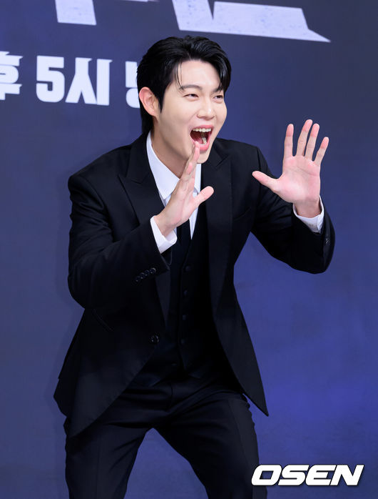 [OSEN=이대선 기자] 26일 오전 서울 목동 SBS에서 SBS ‘열혈농구단’ 제작발표회가 열렸다.열혈농구단은 선수 시절 '국보급 센터'라 불리던 서장훈이 꾸린 농구단 라이징이글스의 아시아 재패기를 담은 SBS 새 예능으로 오는 29일 오후 5시 처음 방송된다.가수 손태진이 포토타임을 가지고 있다. 2025.11.26 /sunday@osen.co.kr