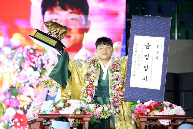 김기수가 25일 경북 의성군 의성종합체육관에서 열린 대회 금강급(90kg 이하) 장사 결정전(5전 3선승제)에서 같은 팀 동료 임태혁(수원특례시청)을 3-1로 꺾고 우승을 차지했다. / 대한씨름협회