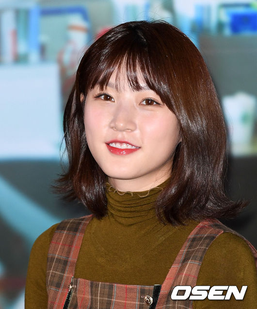 [OSEN=이대선 기자] 29일 오후 서울 메가박스 코엑스에서 영화 '동네사람들' 언론시사회가 열렸다.배우 김새론이 취재진의 질문을 듣고 있다./sunday@osen.co.kr