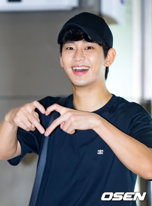 [OSEN=김포공항, 민경훈 기자] 20일 오후 배우 김수현이 해외 일정을 위해 서울 김포국제공항을 통해 일본 도쿄에서 출국했다.배우 김수현이 출국장을 향하며 포즈를 취하고 있다. 2024.06.20 / rumi@osen.co.kr