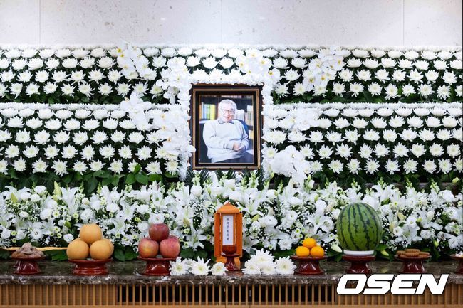 [OSEN=사진팀] 원로배우故 이순재의 의 빈소가 25일 서울아산병원 장례식장에 마련됐다.발인은 27일 오전 6시 20분, 장지는 경기 이천 에덴낙원이다.故 이순재는 국내 최고령 현역 배우로 70년 가까이 다양한 연극과 드라마, 영화, 예능을 넘나들며 활약했다. 최근까지 연극 '고도를 기다리며를 기다리며'와 KBS 2TV 드라마 '개소리' 출연하는 등 활동을 이어갔다.2025.11.25 / photo@osen.co.kr   <사진=사진공동취재단>