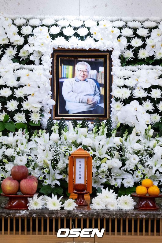 [OSEN=사진팀] 원로배우故 이순재의 의 빈소가 25일 서울아산병원 장례식장에 마련됐다.발인은 27일 오전 6시 20분, 장지는 경기 이천 에덴낙원이다.故 이순재는 국내 최고령 현역 배우로 70년 가까이 다양한 연극과 드라마, 영화, 예능을 넘나들며 활약했다. 최근까지 연극 '고도를 기다리며를 기다리며'와 KBS 2TV 드라마 '개소리' 출연하는 등 활동을 이어갔다.2025.11.25 / photo@osen.co.kr   <사진=사진공동취재단>