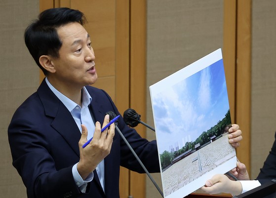 오세훈 서울시장이 지난 18일 서울시의회에서 열린 제333회 정례회 시정질문에 참석해 세운4구역 재개발 관련 질의에 답하고 있다. 뉴스1