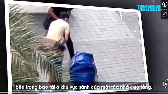 지난 23일(현지시간) 베트남 호찌민 소재 한 주택가에서 대형 가방 속에 담긴 한국인 남성 시신이 발견돼 현지 경찰이 현장을 조사하고 있다. 사진 베트남 청년신문 캡처