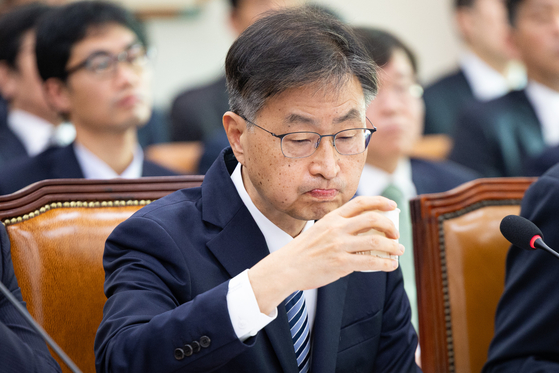 (서울=뉴스1) 유승관 기자 = 최재해 감사원장이 30일 서울 여의도 국회에서 열린 법제사법위원회의 법무부 등에 대한 국정감사에 출석해 물을 마시고 있다. 2025.10.30/뉴스1