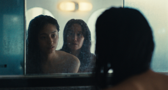 수하의 엄마(오른쪽)는 수하에게 매번 외모에 대한 지적을 하며 수하를 고통스럽게 한다. 이는 수하가 자신의 몸과 친하지 않다고 느끼게 만드는 여러 이유 중 하나가 된다. 사진 누리픽쳐스