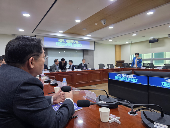 26일 박희승 민주당 의원이 재판소원 토론회에서 패널 편향성 문제를 제기하며 ″발언 기회를 달라″고 요청했지만, 범여권 법사위원들은 ″다음에 하자″며 거절했다. 이찬규 기자