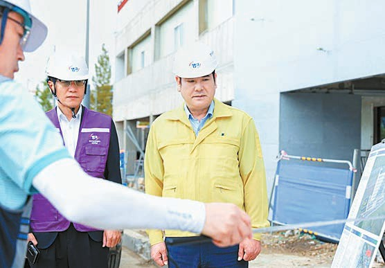 지난 10월 ‘창원 강소연구개발특구 기업입주공간 개발사업’ 건설 현장에서 오장석 캠코 공공개발부문 총괄이사(오른쪽)가 특별 안전점검을 했다. [사진 캠코]