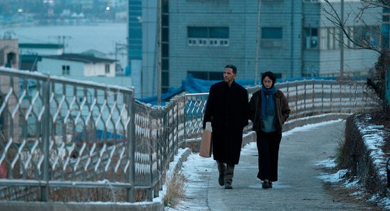 소설 속 속초의 배경은 2010년대 초반. 2023년, 촬영을 위해 찾은 속초는 소설 속 배경과 사뭇 달라진 상태였다. 감독인 가무라 고야는 원작 작가와의 의논 끝에 "속초와 수하가 모두 변화하는 느낌을 살려 담자"고 결정을 내렸다. 사진 누리픽쳐스