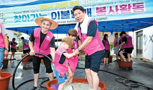 김창규 제천시장(오른쪽)이 ‘제천시 고려인 동포 동아리 활동 사업’의 일환으로 진행된 찾아가는 이불빨래 봉사활동에 참여하고 있다.  [사진 제천시] 