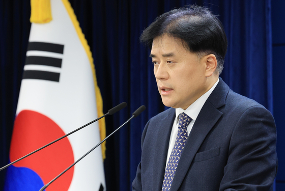 박용수 인사혁신처 차장이 25일 국가공무원법 개정안 입법 예고 브리핑을 하고 있다. [뉴스1]