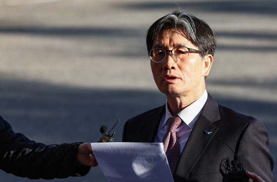 오동운 고위공직자범죄수사처장이 11일 오전 정부과천청사 공수처로 출근하며 입장문을 읽고 있다. 뉴스1